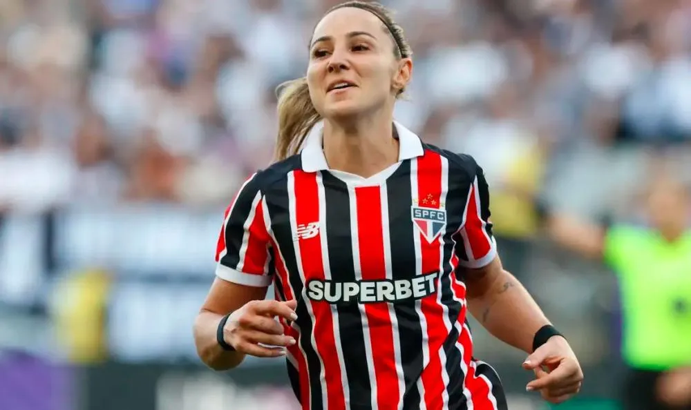 São Paulo vence o Corinthians, faz história e fica perto do título