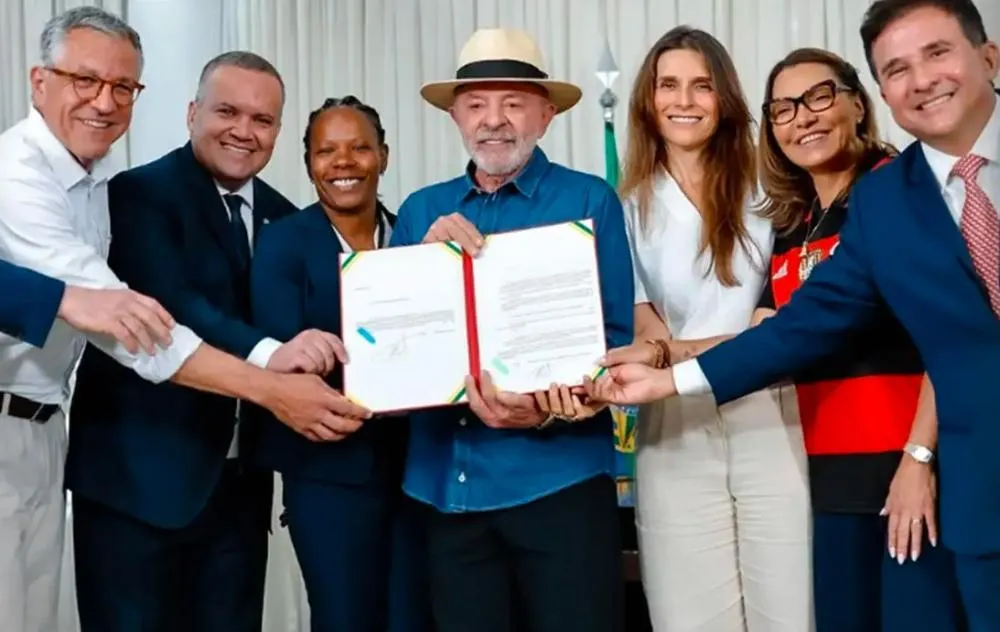 Lula sanciona lei de incentivo ao desenvolvimento do futebol feminino