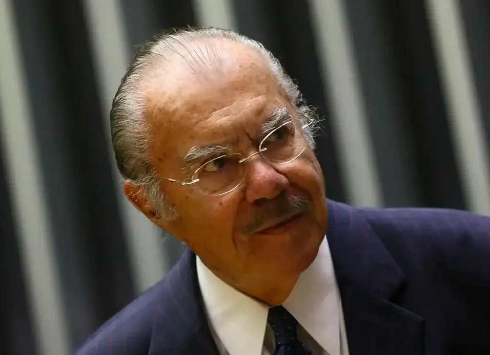 Ex-presidente José Sarney segue internado em hospital de São Paulo