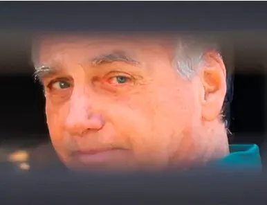 Bolsonaro tem tornozeleira trocada pela PM durante prisão domiciliar