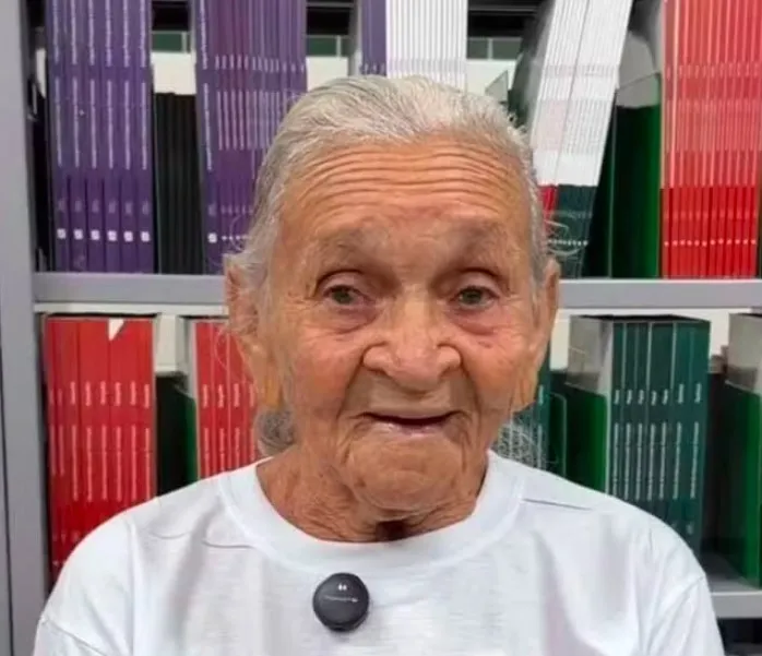 Aos 76 anos, aposentada volta a estudar e aprende a escrever o próprio nome no Piauí — Foto: Ascom Seduc