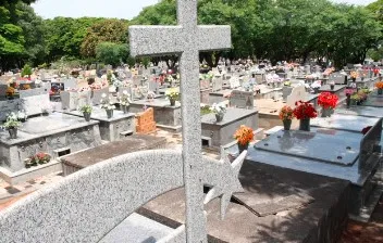 Homem morre após sentar em túmulo que se rompe