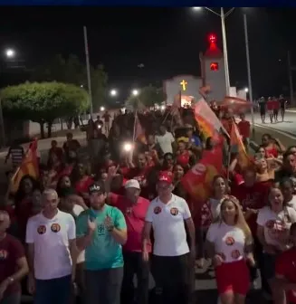Prefeito de Nazária Tropi promove caminhada em apoio ao presidente Lula