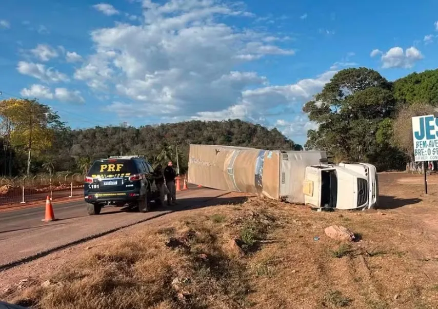 Motorista embriagado tomba caminhão carregado de peças automotivas na BR-343, em Teresina — Foto: Ananda Soares/g1