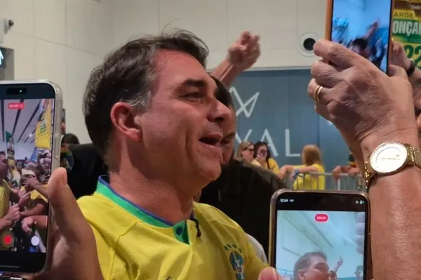 Flávio Bolsonaro chega a Natal para reforçar campanha em agenda pelo Nordeste